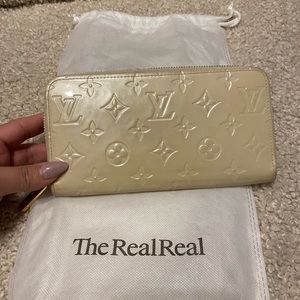 Louis Vuitton wallet cream Vernis leather zippy wallet